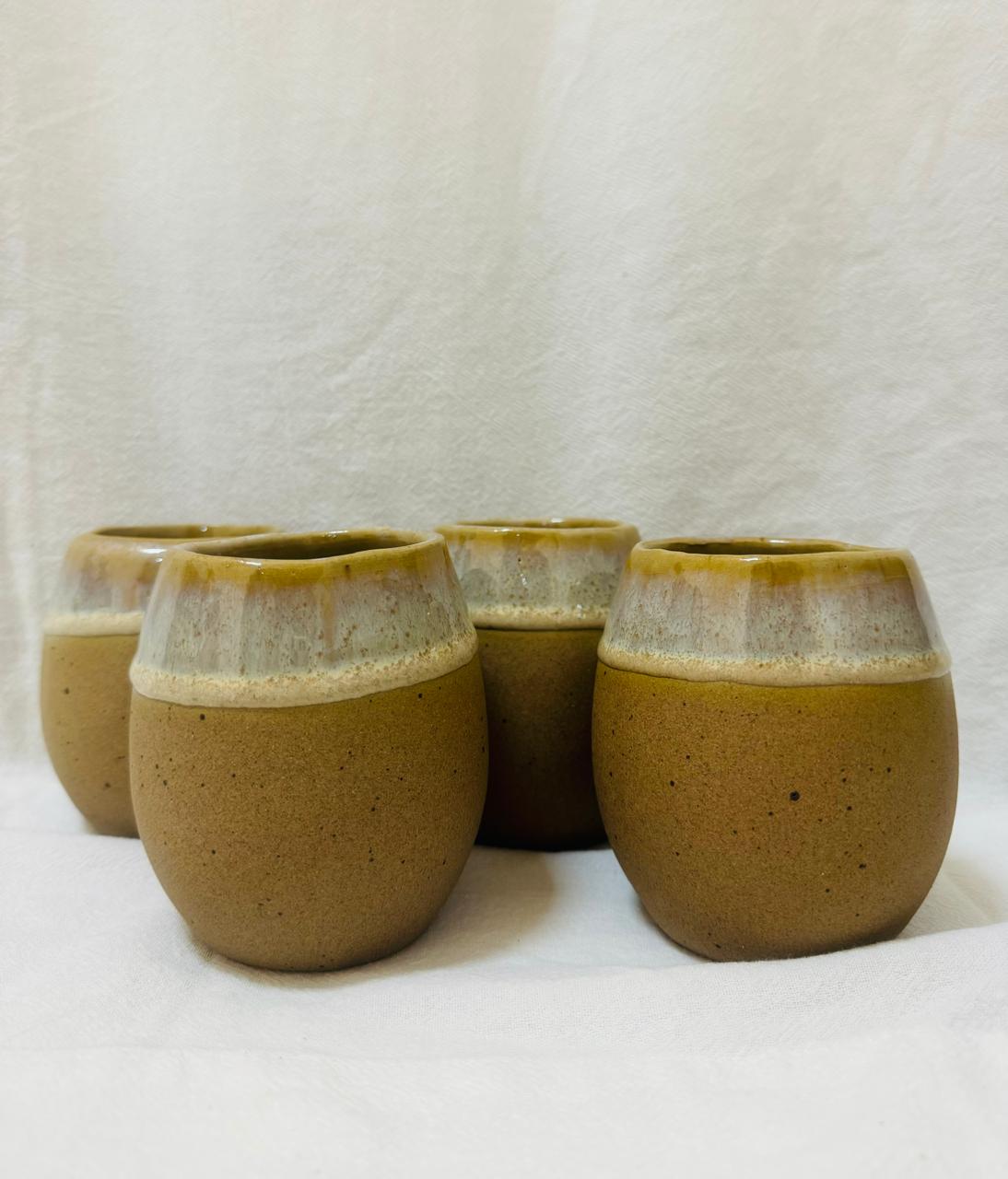 Conjunto com 4 copos com capacidade de 300ml cada. R$260,00