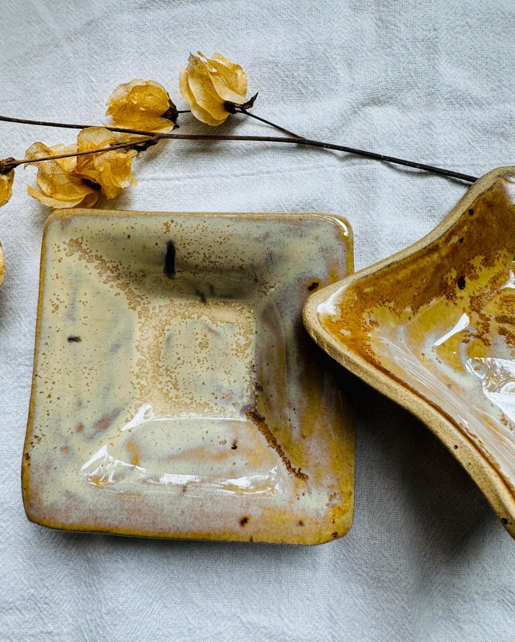 Porta joias/ Saboneteira/ Manteigueira. 10x10cm. R$100,00