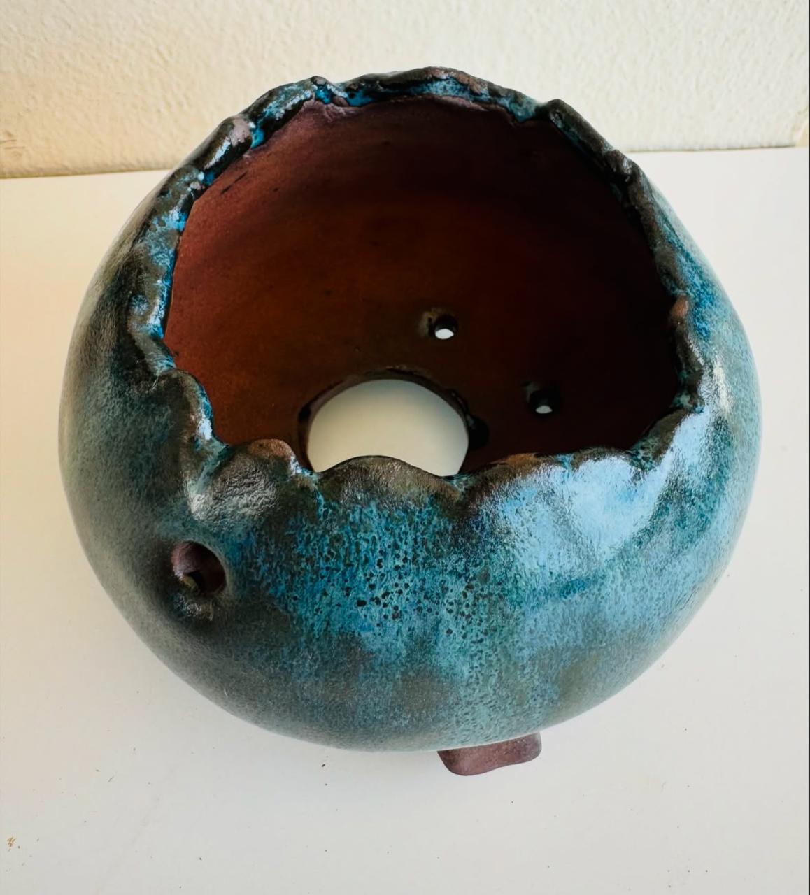 Vaso para plantas com furos para drenagem e amarrações. R$150,00