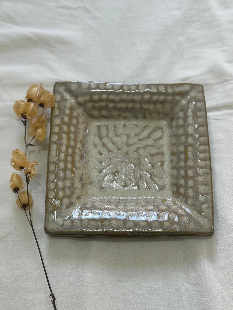 Par de petisqueiras ou pratos de sobremesa quadrado com textura. Medidas aproximadas: 20x20. R$180,00