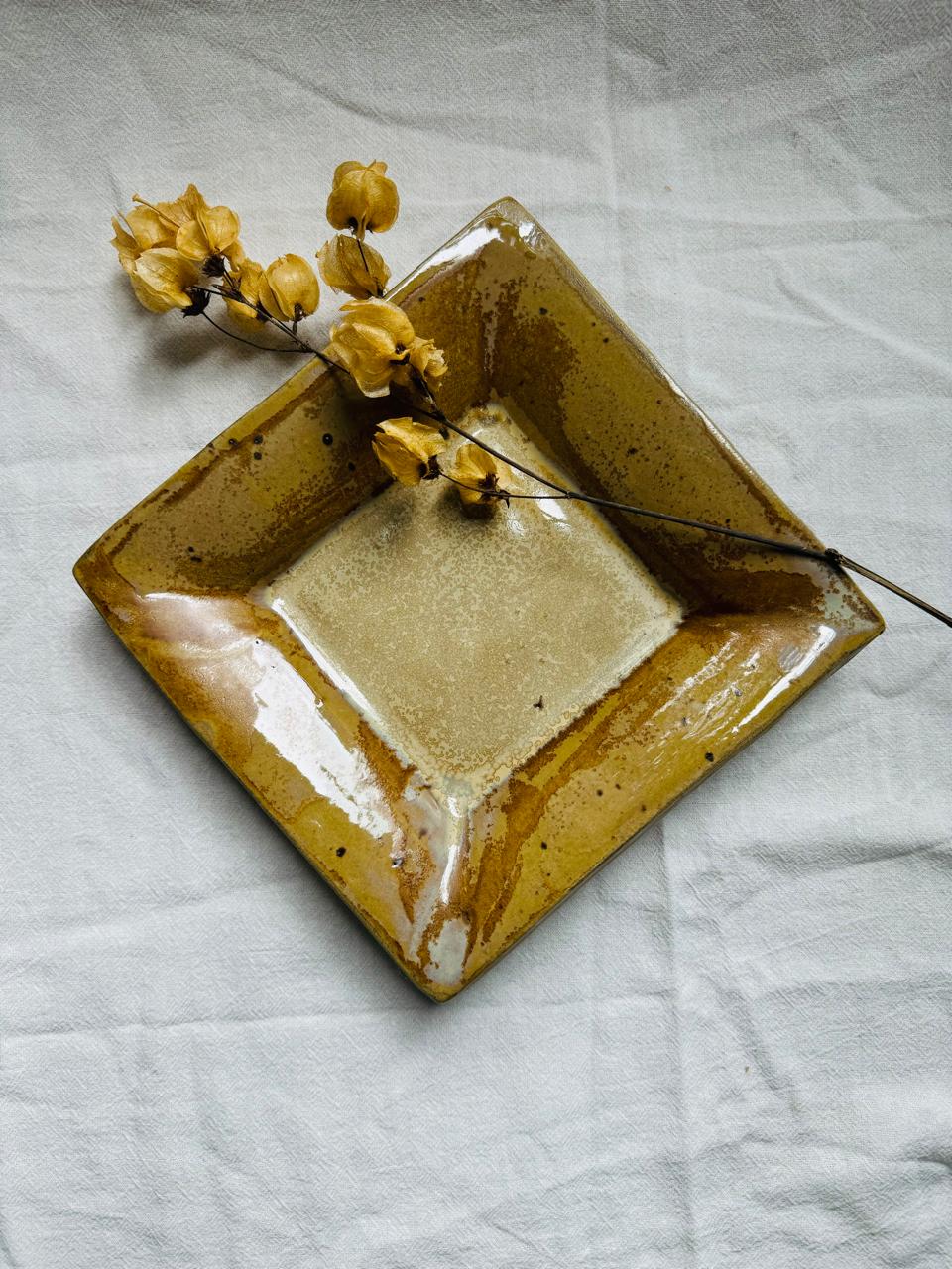 Petisqueira/ Centro de mesa/ Prato sobremesa. 20x20cm. R$90,00